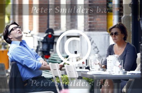 Amsterdam 9 september 2013
Pierre Bokma op terras met ......