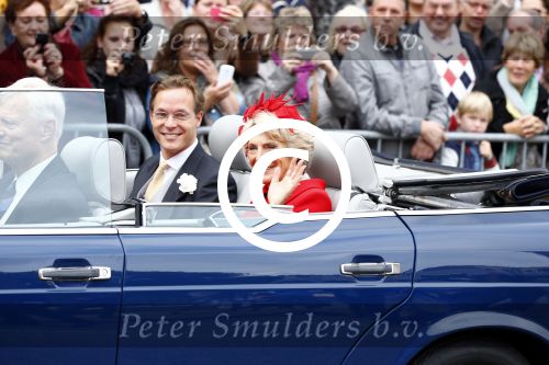 Apeldoorn 5 oktober 2013
Zijne Koninklijke Hoogheid Prins Jaime de Bourbon de Parme en Viktï¿½ria Cservenyï¿½k trouwen in de kerk onze lieve vrouwe ten hemelopneming in Apeldoorn.. Prins Jaime en Prinses Irene komen in een oude mercedes cabrio van prinses Juliana aan bij de kerk