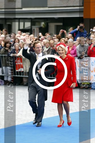 Apeldoorn 5 oktober 2013
Zijne Koninklijke Hoogheid Prins Jaime de Bourbon de Parme en Viktï¿½ria Cservenyï¿½k trouwen in de kerk onze lieve vrouwe ten hemelopneming in Apeldoorn.. Prins Jaime en Prinses Irene komen in een oude mercedes cabrio van prinses Juliana aan bij de kerk