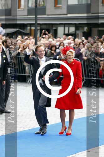 Apeldoorn 5 oktober 2013
Zijne Koninklijke Hoogheid Prins Jaime de Bourbon de Parme en Viktï¿½ria Cservenyï¿½k trouwen in de kerk onze lieve vrouwe ten hemelopneming in Apeldoorn.. Prins Jaime en Prinses Irene komen in een oude mercedes cabrio van prinses Juliana aan bij de kerk