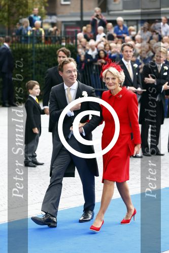 Apeldoorn 5 oktober 2013
Zijne Koninklijke Hoogheid Prins Jaime de Bourbon de Parme en Viktï¿½ria Cservenyï¿½k trouwen in de kerk onze lieve vrouwe ten hemelopneming in Apeldoorn.. Prins Jaime en Prinses Irene komen in een oude mercedes cabrio van prinses Juliana aan bij de kerk
