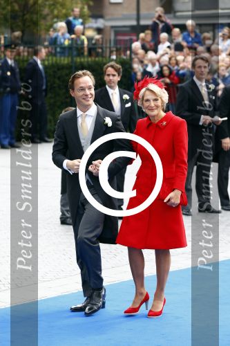 Apeldoorn 5 oktober 2013
Zijne Koninklijke Hoogheid Prins Jaime de Bourbon de Parme en Viktï¿½ria Cservenyï¿½k trouwen in de kerk onze lieve vrouwe ten hemelopneming in Apeldoorn.. Prins Jaime en Prinses Irene komen in een oude mercedes cabrio van prinses Juliana aan bij de kerk