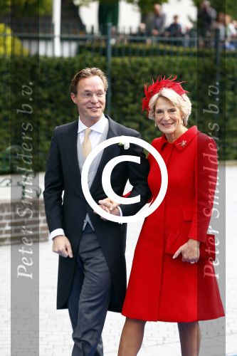 Apeldoorn 5 oktober 2013
Zijne Koninklijke Hoogheid Prins Jaime de Bourbon de Parme en Viktï¿½ria Cservenyï¿½k trouwen in de kerk onze lieve vrouwe ten hemelopneming in Apeldoorn.. Prins Jaime en Prinses Irene komen in een oude mercedes cabrio van prinses Juliana aan bij de kerk