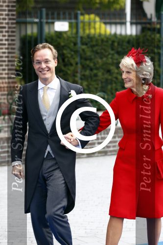 Apeldoorn 5 oktober 2013
Zijne Koninklijke Hoogheid Prins Jaime de Bourbon de Parme en Viktï¿½ria Cservenyï¿½k trouwen in de kerk onze lieve vrouwe ten hemelopneming in Apeldoorn.. Prins Jaime en Prinses Irene komen in een oude mercedes cabrio van prinses Juliana aan bij de kerk