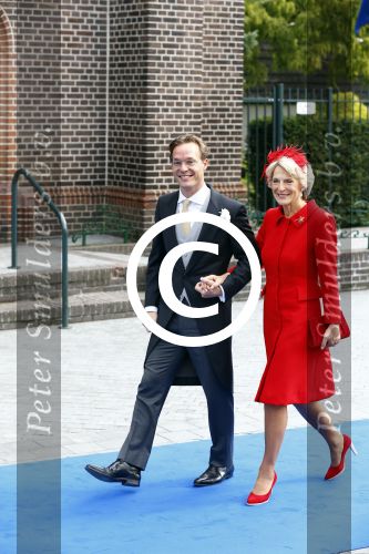 Apeldoorn 5 oktober 2013
Zijne Koninklijke Hoogheid Prins Jaime de Bourbon de Parme en Viktï¿½ria Cservenyï¿½k trouwen in de kerk onze lieve vrouwe ten hemelopneming in Apeldoorn.. Prins Jaime en Prinses Irene komen in een oude mercedes cabrio van prinses Juliana aan bij de kerk