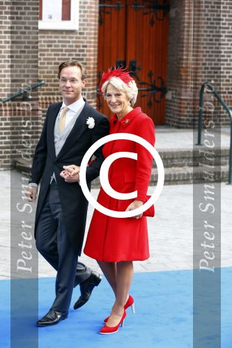 Apeldoorn 5 oktober 2013
Zijne Koninklijke Hoogheid Prins Jaime de Bourbon de Parme en Viktï¿½ria Cservenyï¿½k trouwen in de kerk onze lieve vrouwe ten hemelopneming in Apeldoorn.. Prins Jaime en Prinses Irene komen in een oude mercedes cabrio van prinses Juliana aan bij de kerk