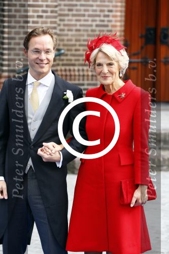 Apeldoorn 5 oktober 2013
Zijne Koninklijke Hoogheid Prins Jaime de Bourbon de Parme en Viktï¿½ria Cservenyï¿½k trouwen in de kerk onze lieve vrouwe ten hemelopneming in Apeldoorn.. Prins Jaime en Prinses Irene komen in een oude mercedes cabrio van prinses Juliana aan bij de kerk