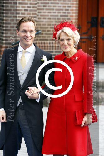 Apeldoorn 5 oktober 2013
Zijne Koninklijke Hoogheid Prins Jaime de Bourbon de Parme en Viktï¿½ria Cservenyï¿½k trouwen in de kerk onze lieve vrouwe ten hemelopneming in Apeldoorn.. Prins Jaime en Prinses Irene komen in een oude mercedes cabrio van prinses Juliana aan bij de kerk