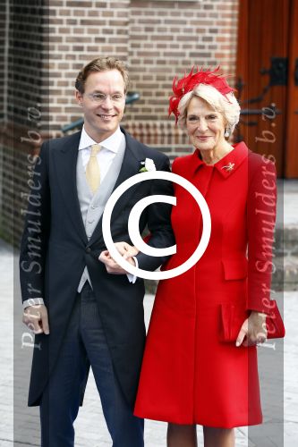 Apeldoorn 5 oktober 2013
Zijne Koninklijke Hoogheid Prins Jaime de Bourbon de Parme en Viktï¿½ria Cservenyï¿½k trouwen in de kerk onze lieve vrouwe ten hemelopneming in Apeldoorn.. Prins Jaime en Prinses Irene komen in een oude mercedes cabrio van prinses Juliana aan bij de kerk