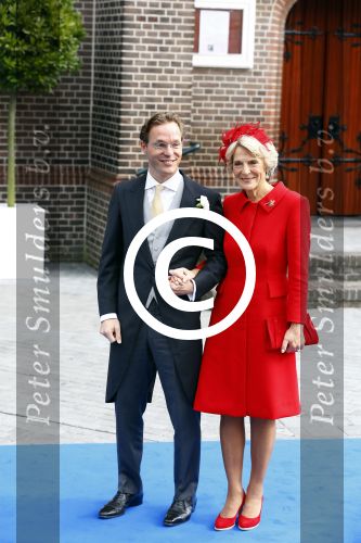 Apeldoorn 5 oktober 2013
Zijne Koninklijke Hoogheid Prins Jaime de Bourbon de Parme en Viktï¿½ria Cservenyï¿½k trouwen in de kerk onze lieve vrouwe ten hemelopneming in Apeldoorn.. Prins Jaime en Prinses Irene komen in een oude mercedes cabrio van prinses Juliana aan bij de kerk