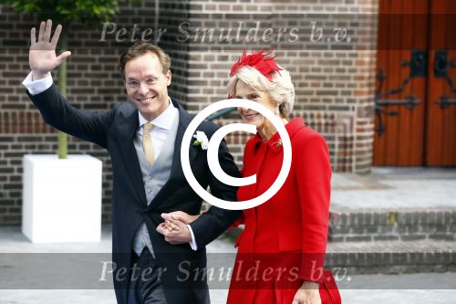 Apeldoorn 5 oktober 2013
Zijne Koninklijke Hoogheid Prins Jaime de Bourbon de Parme en Viktï¿½ria Cservenyï¿½k trouwen in de kerk onze lieve vrouwe ten hemelopneming in Apeldoorn.. Prins Jaime en Prinses Irene komen in een oude mercedes cabrio van prinses Juliana aan bij de kerk