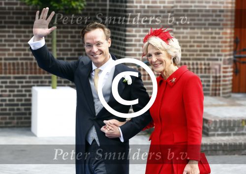 Apeldoorn 5 oktober 2013
Zijne Koninklijke Hoogheid Prins Jaime de Bourbon de Parme en Viktï¿½ria Cservenyï¿½k trouwen in de kerk onze lieve vrouwe ten hemelopneming in Apeldoorn.. Prins Jaime en Prinses Irene komen in een oude mercedes cabrio van prinses Juliana aan bij de kerk