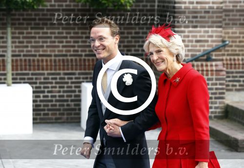 Apeldoorn 5 oktober 2013
Zijne Koninklijke Hoogheid Prins Jaime de Bourbon de Parme en Viktï¿½ria Cservenyï¿½k trouwen in de kerk onze lieve vrouwe ten hemelopneming in Apeldoorn.. Prins Jaime en Prinses Irene komen in een oude mercedes cabrio van prinses Juliana aan bij de kerk
