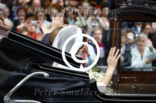 Apeldoorn 5 oktober 2013
Zijne Koninklijke Hoogheid Prins Jaime de Bourbon de Parme en Viktï¿½ria Cservenyï¿½k trouwen in de kerk onze lieve vrouwe ten hemelopneming in Apeldoorn. Bruidsauto Jaime
