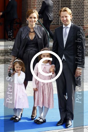 Apeldoorn 5 oktober 2013
Zijne Koninklijke Hoogheid Prins Jaime de Bourbon de Parme en Viktï¿½ria Cservenyï¿½k trouwen in de kerk onze lieve vrouwe ten hemelopneming in Apeldoorn. Prins Floris met Prinses Aimee en dochters Magali en Eliane