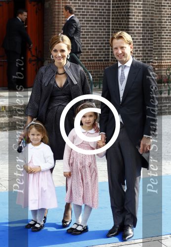 Apeldoorn 5 oktober 2013
Zijne Koninklijke Hoogheid Prins Jaime de Bourbon de Parme en Viktï¿½ria Cservenyï¿½k trouwen in de kerk onze lieve vrouwe ten hemelopneming in Apeldoorn. Prins Floris met Prinses Aimee en dochters Magali en Eliane