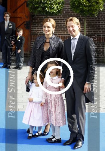 Apeldoorn 5 oktober 2013
Zijne Koninklijke Hoogheid Prins Jaime de Bourbon de Parme en Viktï¿½ria Cservenyï¿½k trouwen in de kerk onze lieve vrouwe ten hemelopneming in Apeldoorn. Prins Floris met Prinses Aimee en dochters Magali en Eliane