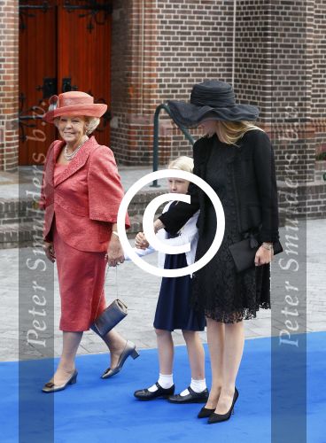 Apeldoorn 5 oktober 2013
Zijne Koninklijke Hoogheid Prins Jaime de Bourbon de Parme en Viktï¿½ria Cservenyï¿½k trouwen in de kerk onze lieve vrouwe ten hemelopneming in Apeldoorn. Prinses Baetrix met Prinses Mabel en dochter Luana