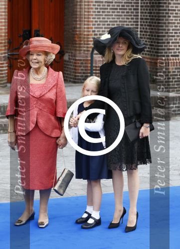 Apeldoorn 5 oktober 2013
Zijne Koninklijke Hoogheid Prins Jaime de Bourbon de Parme en Viktï¿½ria Cservenyï¿½k trouwen in de kerk onze lieve vrouwe ten hemelopneming in Apeldoorn. Prinses Baetrix met Prinses Mabel en dochter Luana