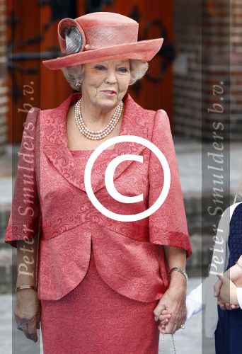 Apeldoorn 5 oktober 2013
Zijne Koninklijke Hoogheid Prins Jaime de Bourbon de Parme en Viktï¿½ria Cservenyï¿½k trouwen in de kerk onze lieve vrouwe ten hemelopneming in Apeldoorn. Prinses Baetrix met Prinses Mabel en dochter Luana