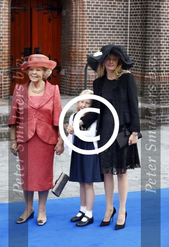 Apeldoorn 5 oktober 2013
Zijne Koninklijke Hoogheid Prins Jaime de Bourbon de Parme en Viktï¿½ria Cservenyï¿½k trouwen in de kerk onze lieve vrouwe ten hemelopneming in Apeldoorn. Prinses Baetrix met Prinses Mabel en dochter Luana