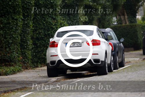 Hamburg 12 september 2013
Auto s van Rafael van der Vaart en Sabia Boulahrouz met nieuwe kentekens waar de eerste letters van hun namen in zijn verwerkt