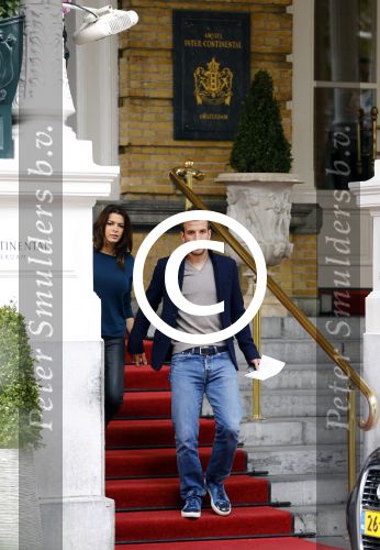 Amsterdam 12 oktober 2013
Rafael v d Vaart en Sabia Boulahrouz hebben in het amstel hotel geslapen en gan daarna lunchen met de ouders van Rafael, Ramon en Lolita bij restaurant Oceania op de scheldestraat.