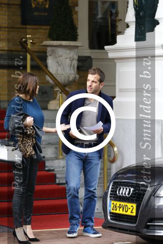 Amsterdam 12 oktober 2013
Rafael v d Vaart en Sabia Boulahrouz hebben in het amstel hotel geslapen en gan daarna lunchen met de ouders van Rafael, Ramon en Lolita bij restaurant Oceania op de scheldestraat.