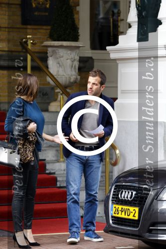 Amsterdam 12 oktober 2013
Rafael v d Vaart en Sabia Boulahrouz hebben in het amstel hotel geslapen en gan daarna lunchen met de ouders van Rafael, Ramon en Lolita bij restaurant Oceania op de scheldestraat.