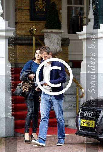 Amsterdam 12 oktober 2013
Rafael v d Vaart en Sabia Boulahrouz hebben in het amstel hotel geslapen en gan daarna lunchen met de ouders van Rafael, Ramon en Lolita bij restaurant Oceania op de scheldestraat.
