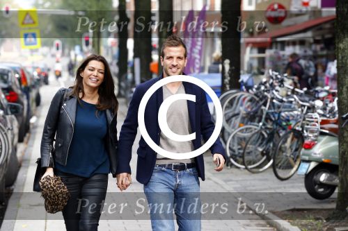 Amsterdam 12 oktober 2013
Rafael v d Vaart en Sabia Boulahrouz hebben in het amstel hotel geslapen en gan daarna lunchen met de ouders van Rafael, Ramon en Lolita bij restaurant Oceania op de scheldestraat.
