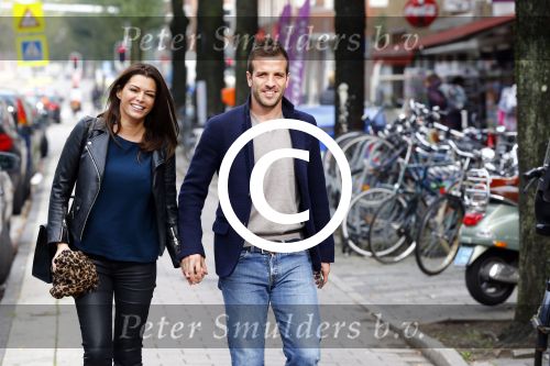 Amsterdam 12 oktober 2013
Rafael v d Vaart en Sabia Boulahrouz hebben in het amstel hotel geslapen en gan daarna lunchen met de ouders van Rafael, Ramon en Lolita bij restaurant Oceania op de scheldestraat.