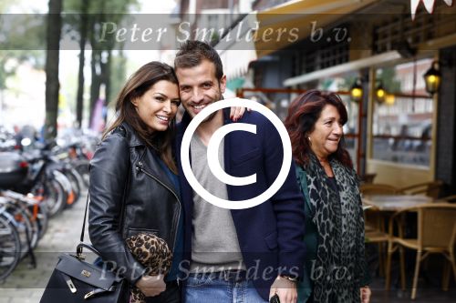 Amsterdam 12 oktober 2013
Rafael v d Vaart en Sabia Boulahrouz hebben in het amstel hotel geslapen en gan daarna lunchen met de ouders van Rafael, Ramon en Lolita bij restaurant Oceania op de scheldestraat.