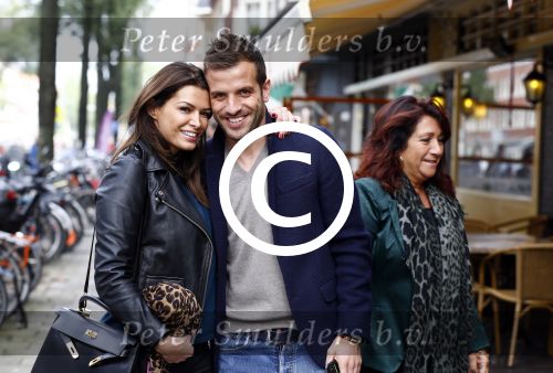 Amsterdam 12 oktober 2013
Rafael v d Vaart en Sabia Boulahrouz hebben in het amstel hotel geslapen en gan daarna lunchen met de ouders van Rafael, Ramon en Lolita bij restaurant Oceania op de scheldestraat.