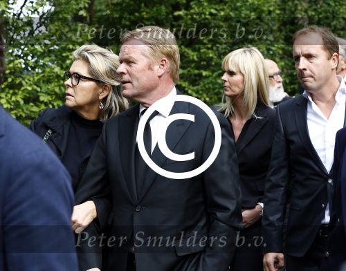 Laren 2 oktober 2013
Kerkdienst naar aanleiding van het overlijden van John de mol sr in de sint Jansbasiliek. Het was enorm druk met vrienden en familie.