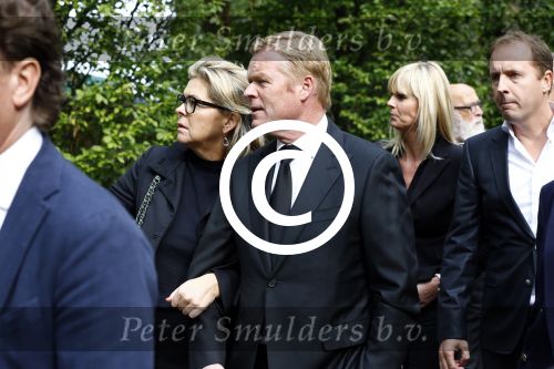 Laren 2 oktober 2013
Kerkdienst naar aanleiding van het overlijden van John de mol sr in de sint Jansbasiliek. Het was enorm druk met vrienden en familie.