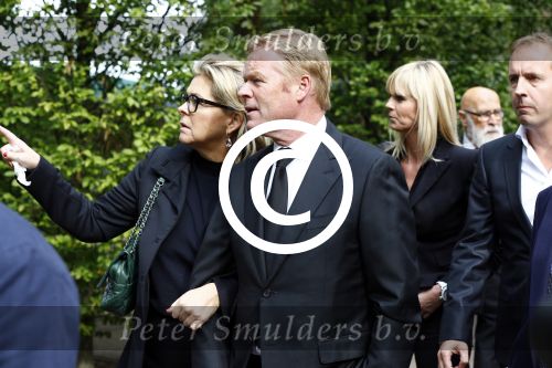 Laren 2 oktober 2013
Kerkdienst naar aanleiding van het overlijden van John de mol sr in de sint Jansbasiliek. Het was enorm druk met vrienden en familie.
