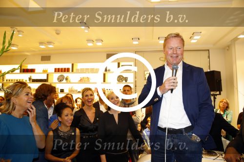 Oosterbeek 14 september 2013
Ronald Koeman op de Skin Cosmetics winkel van zijn vrouw Bartina en ochter Debbie.