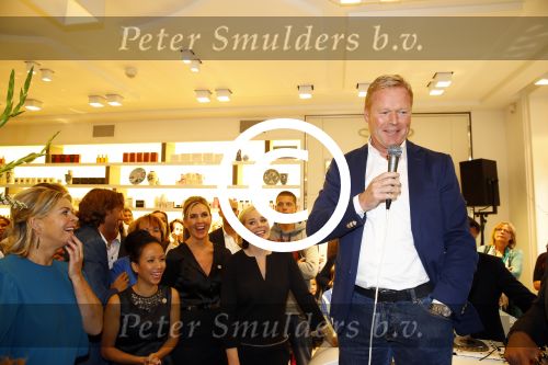 Oosterbeek 14 september 2013
Ronald Koeman op de Skin Cosmetics winkel van zijn vrouw Bartina en ochter Debbie.