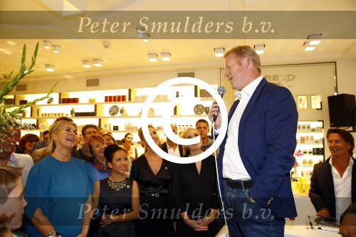 Oosterbeek 14 september 2013
Ronald Koeman op de Skin Cosmetics winkel van zijn vrouw Bartina en ochter Debbie.
