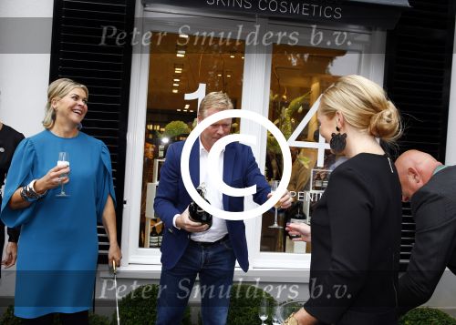 Oosterbeek 14 september 2013
Ronald Koeman op de Skin Cosmetics winkel van zijn vrouw Bartina en ochter Debbie.