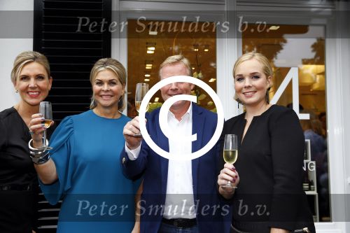 Oosterbeek 14 september 2013
Ronald Koeman op de Skin Cosmetics winkel van zijn vrouw Bartina en ochter Debbie.