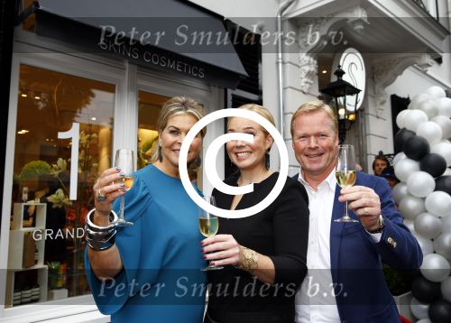 Oosterbeek 14 september 2013
Ronald Koeman op de Skin Cosmetics winkel van zijn vrouw Bartina en ochter Debbie.