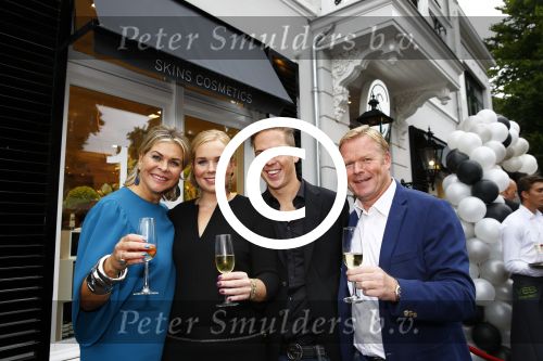 Oosterbeek 14 september 2013
Ronald Koeman op de Skin Cosmetics winkel van zijn vrouw Bartina en ochter Debbie.