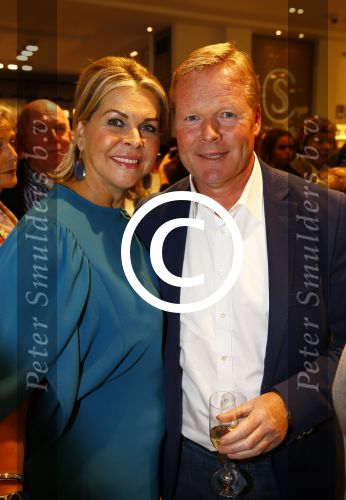 Oosterbeek 14 september 2013
Ronald Koeman op de Skin Cosmetics winkel van zijn vrouw Bartina en ochter Debbie.