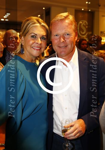 Oosterbeek 14 september 2013
Ronald Koeman op de Skin Cosmetics winkel van zijn vrouw Bartina en ochter Debbie.