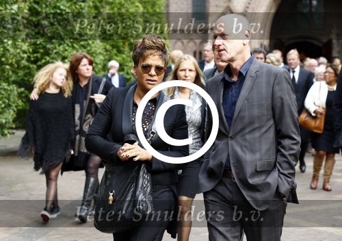 Laren 2 oktober 2013
Kerkdienst naar aanleiding van het overlijden van John de mol sr in de sint Jansbasiliek. Het was enorm druk met vrienden en familie.