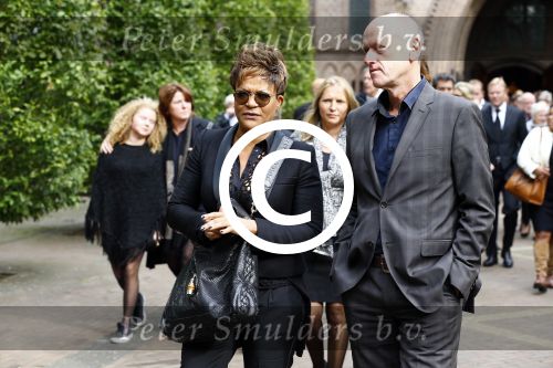 Laren 2 oktober 2013
Kerkdienst naar aanleiding van het overlijden van John de mol sr in de sint Jansbasiliek. Het was enorm druk met vrienden en familie.