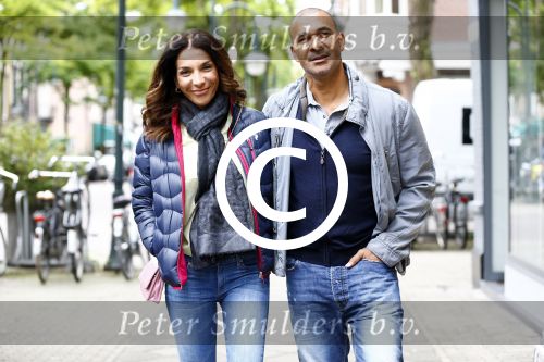 Amsterdam 19 september 2013
Ruud Gullit met zijn vriendin Maggie Jimenez in Amsterdam zuid.