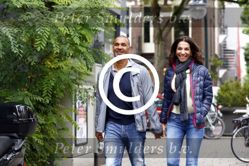 Amsterdam 19 september 2013
Ruud Gullit met zijn vriendin Maggie Jimenez in Amsterdam zuid.
